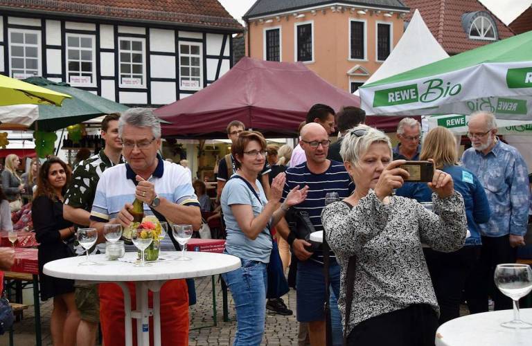 Stimmung bis weit in die Nacht bei 13. Achimer Weinfest